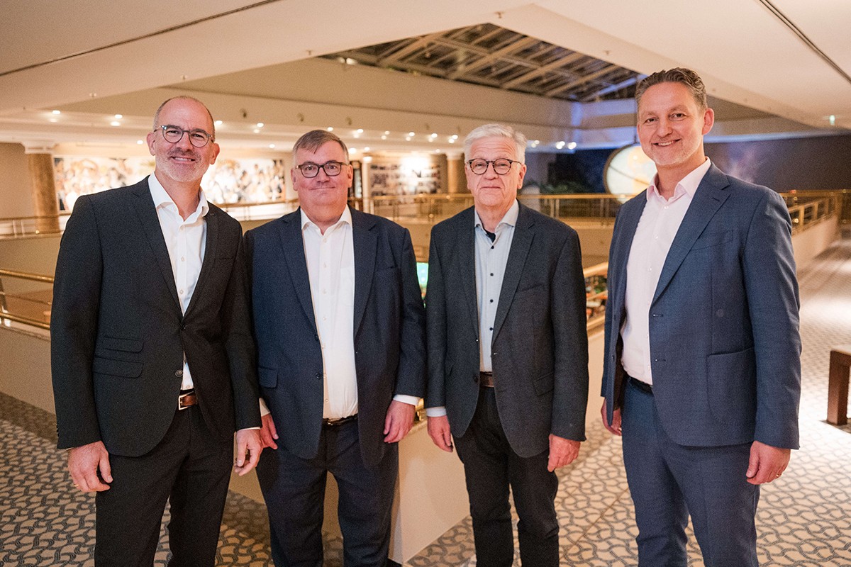 14. Holzwerkstoff-Symposium 3 Prof. Dr. Klingner (Fraunhofer WKI), Kris Wijnendaele (EPF), Harald Schwab (Fraunhofer WKI) und Alen Bukvic (Hywax).