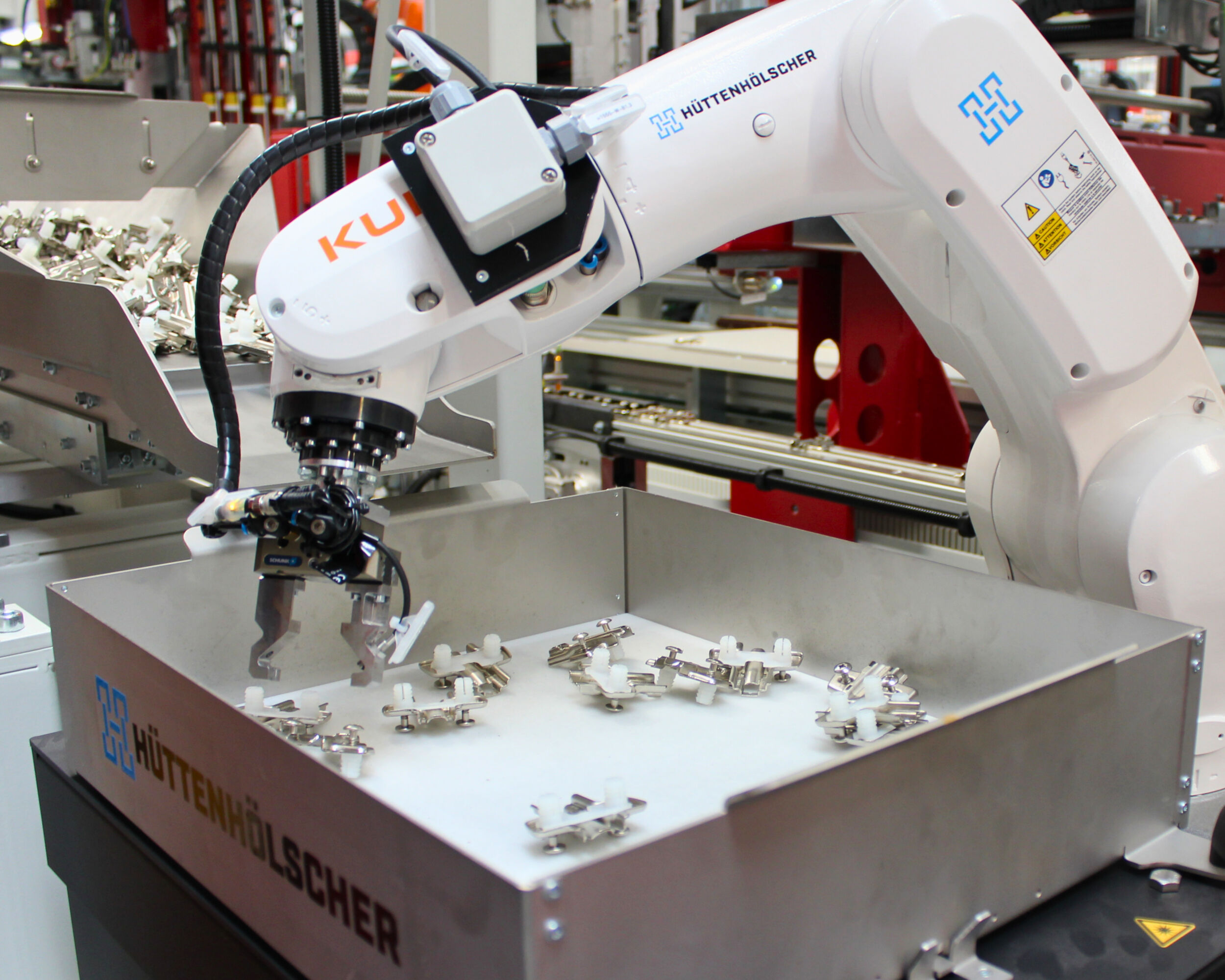 Variantenvielfalt intelligent bewältigen 33 Der Roboter greift die richtig liegenden Beschläge und führt sie dem nachfolgenden Beschlagsetzprozess lagerichtig zu.