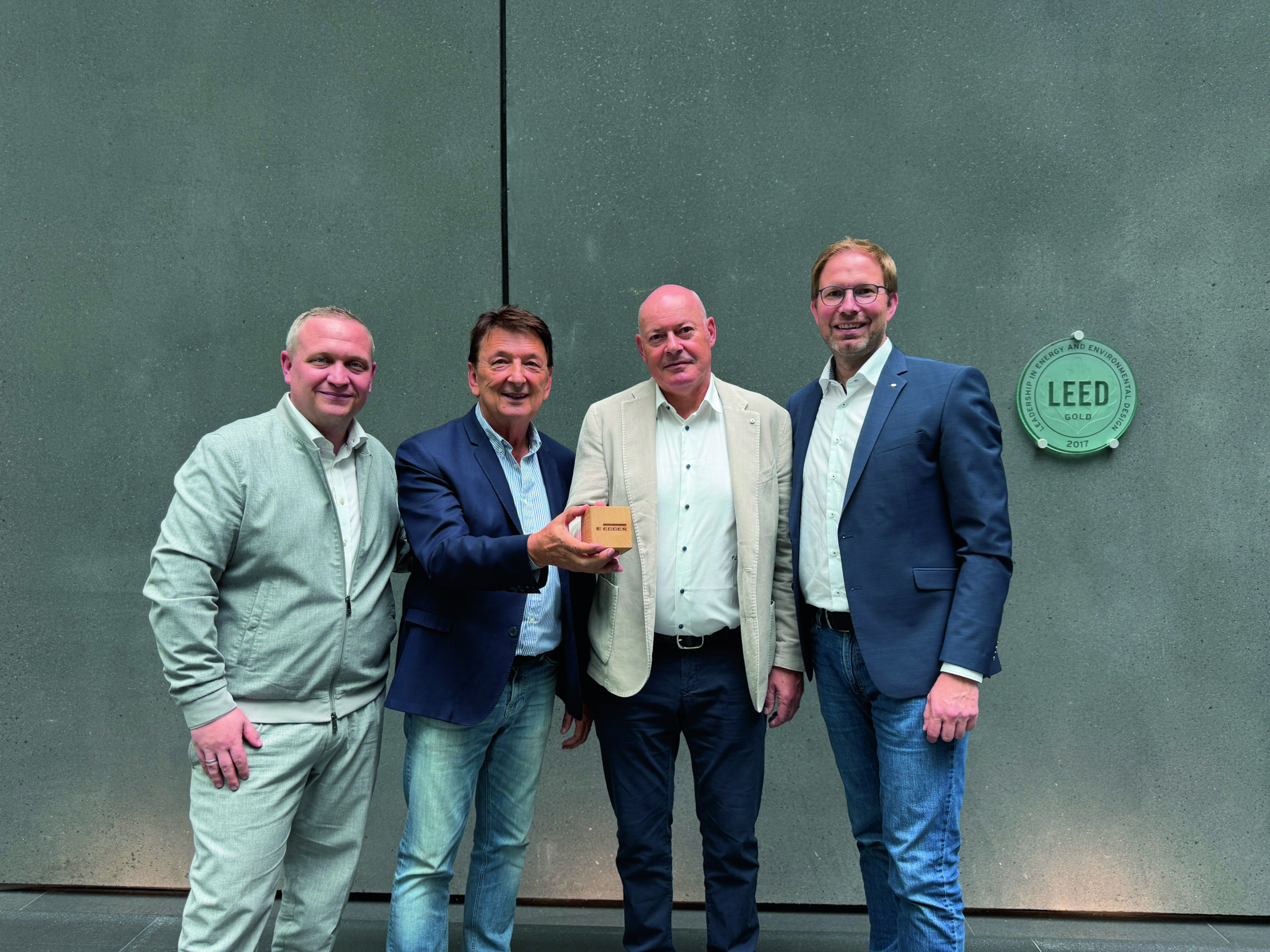 Daniel Nehring (Egger Sales Director Edging), Paolo Tolotto (Senior Sales Advisor Kromaplast), Francesco Lorenzon (Managing Director Kromaplast) und Tobias Neumann (Egger Division Director Components)