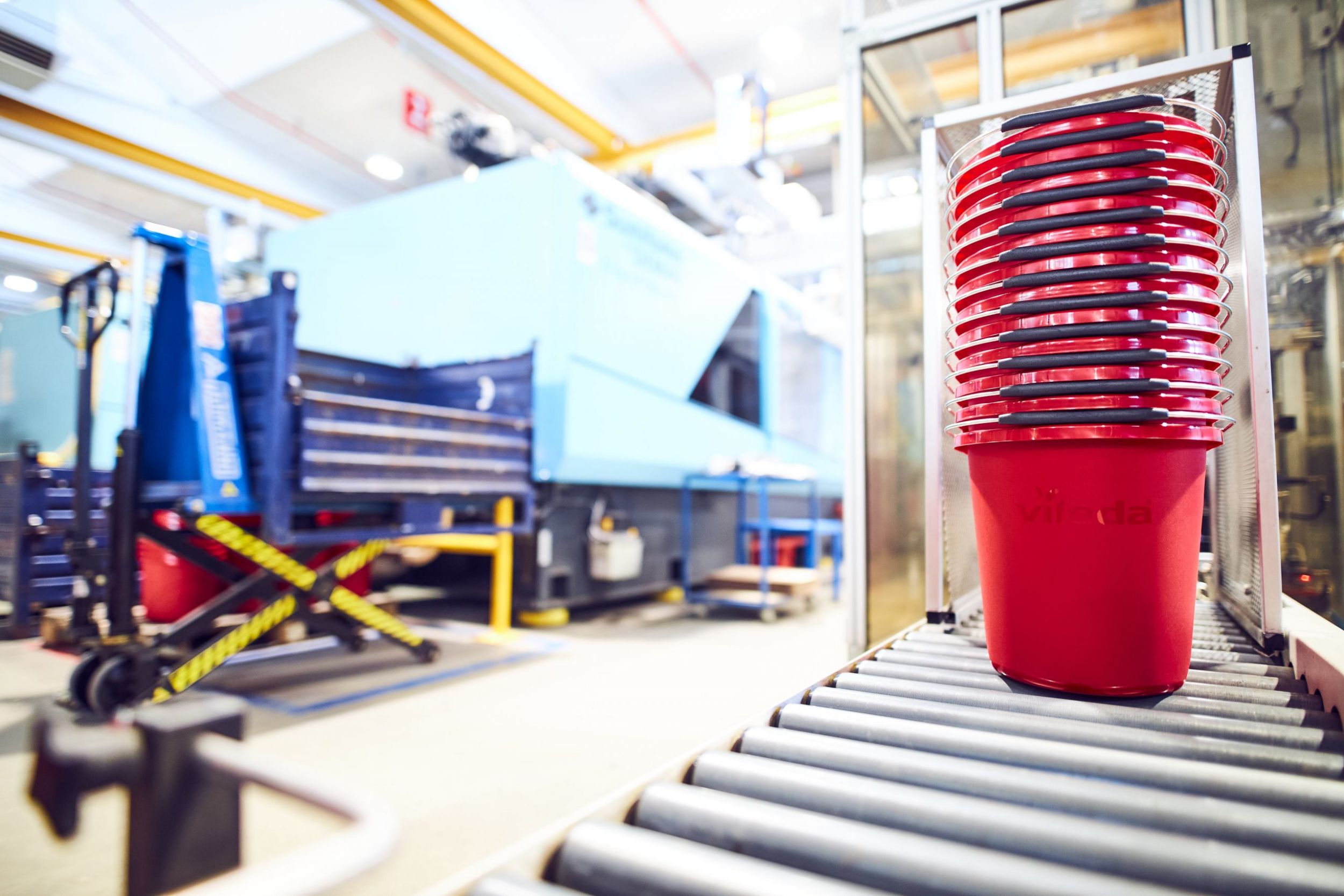 In der Vileda Eimer-Produktion wurde vom Fraunhofer Spin-Off plus10 eine hochfrequente KI-Datenerfassung sowie – Verarbeitung aufgebaut. Fotograph: Johannes Vogt.