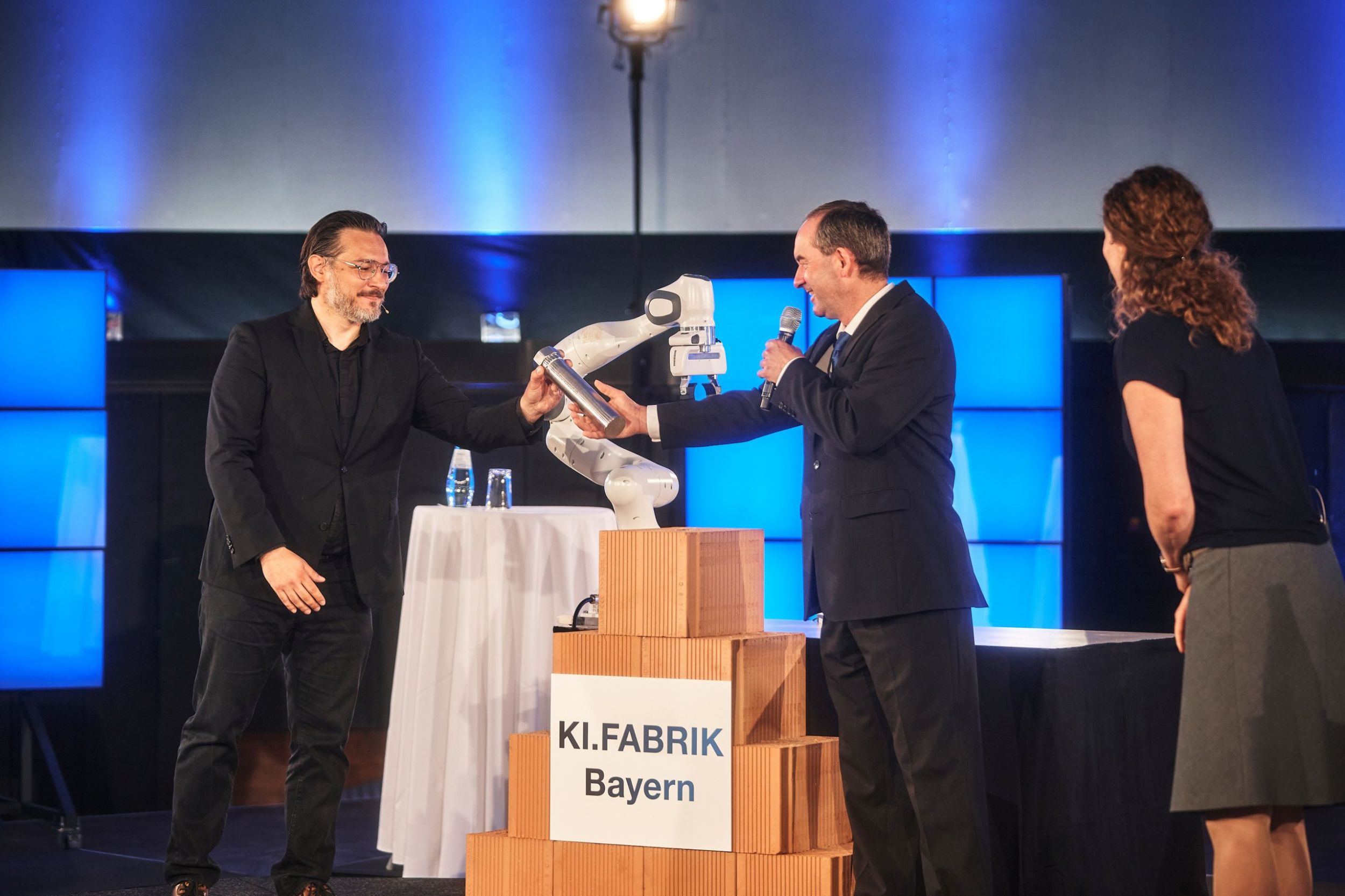 Grundsteinlegung für bayerische KI-Fabrik