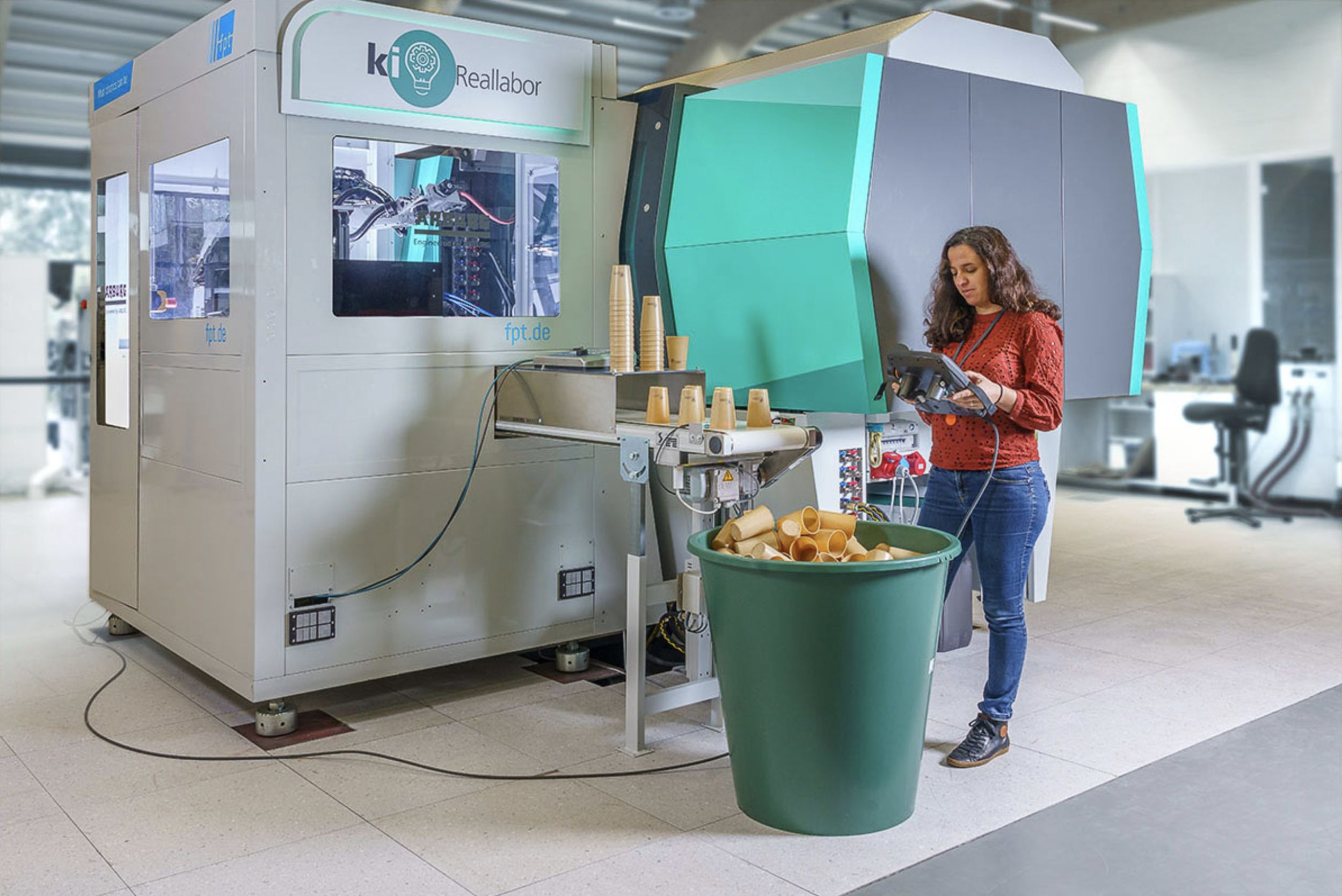 Kernkompetenz vom Fraunhofer IOSB-INA: Befähigung von Produktionsanlagen für den Industrie 4.0-Einsatz, hier am Beispiel der sog. Realproduktion im Rahmen des öffentlich geförderten Projekts KI-Reallabor.