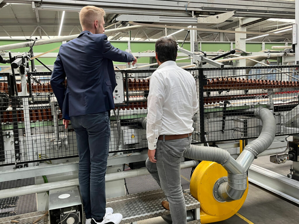 Liefertermin, Umr&uuml;stung, Materialien und Mitarbeitende: Um die Reihenfolge von Kundenauftr&auml;gen optimal zu planen, m&uuml;ssen Produktionsplaner:innen bei Schulte Kartonagen eine Vielzahl von Faktoren einsch&auml;tzen k&ouml;nnen.