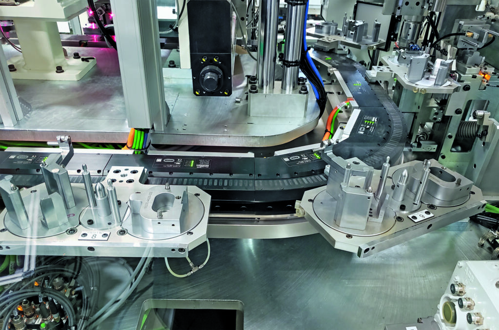 Mit dem hochflexiblen Material-Handling konnte Eclipse
für einen Kunden aus der Automobilindustrie eine stark
verdichtete Montageanlage realisieren.