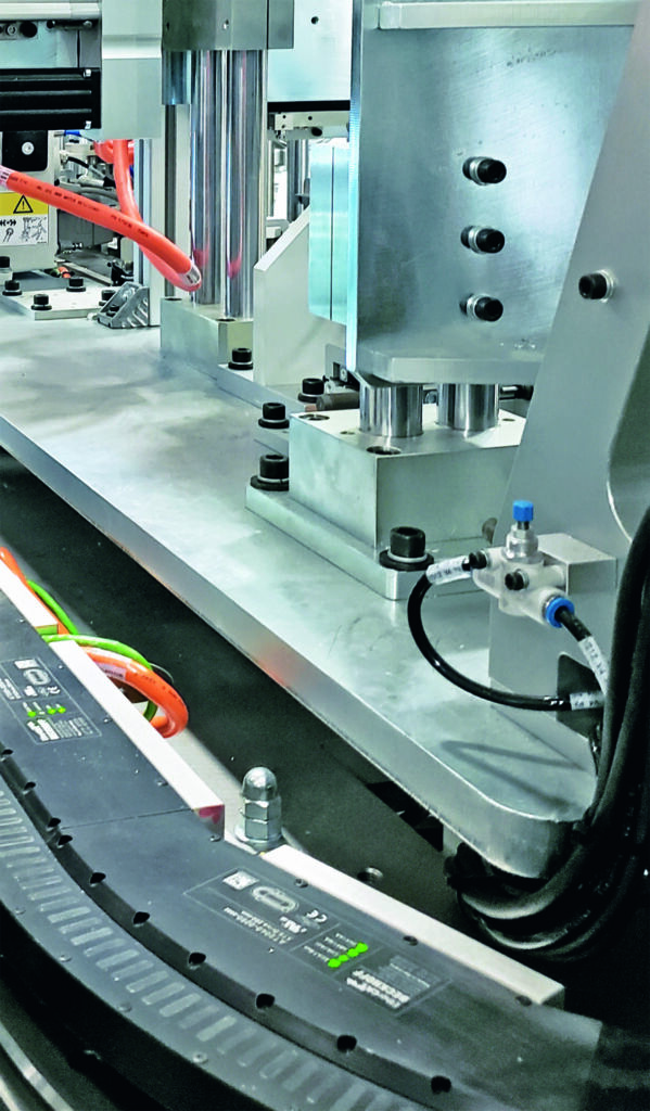 Für den flexiblen Materialfluss bei der Montage sorgen drei XTS-Systeme verschiedener Größe: von 6m Streckenlänge und zwölf
Movern bis zu 12m Streckenlänge und 18 Movern.