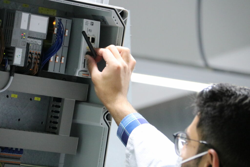 Installation der 5G-Endgeräte direkt in den Anlagen.