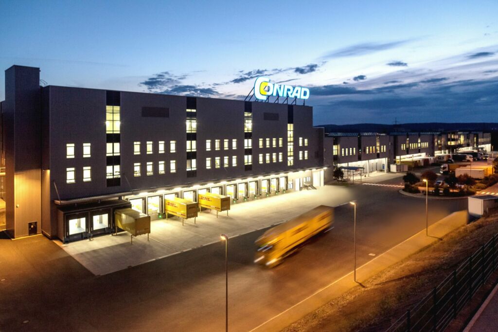 Von Wernberg in die Welt: Rund 50.000 Pakete verlassen im Schnitt pro Tag das Conrad Logistikzentrum.