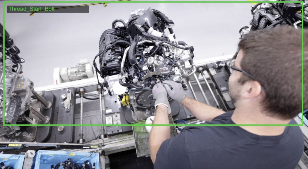 Eine ständige Überprüfung in Echtzeit gewährleistet die Einhaltung von Standards und standardisierter Arbeit sowie die Rückverfolgbarkeit.