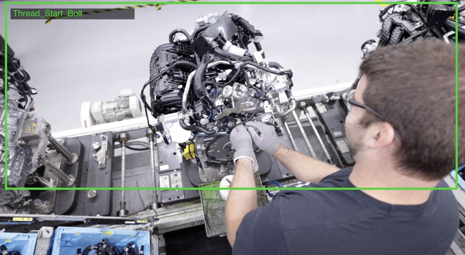 Eine ständige Überprüfung in Echtzeit gewährleistet die Einhaltung von Standards und standardisierter Arbeit sowie die Rückverfolgbarkeit.