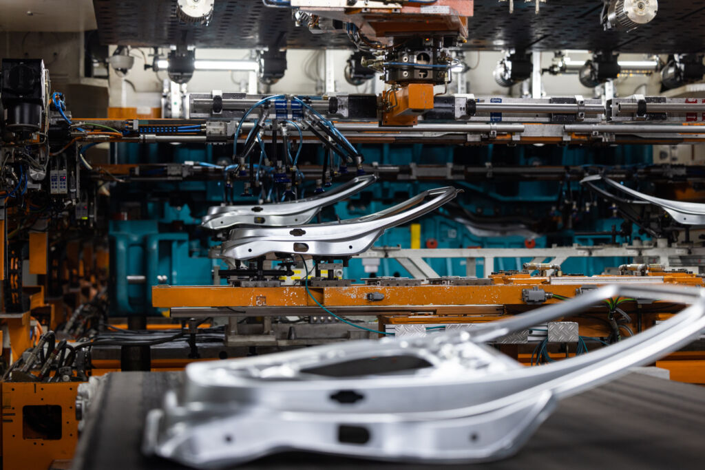  Audi nutzt k&uuml;nstliche Intelligenz im Ingolst&auml;dter 
Presswerk, um Risse in Bauteilen zu erkennen.