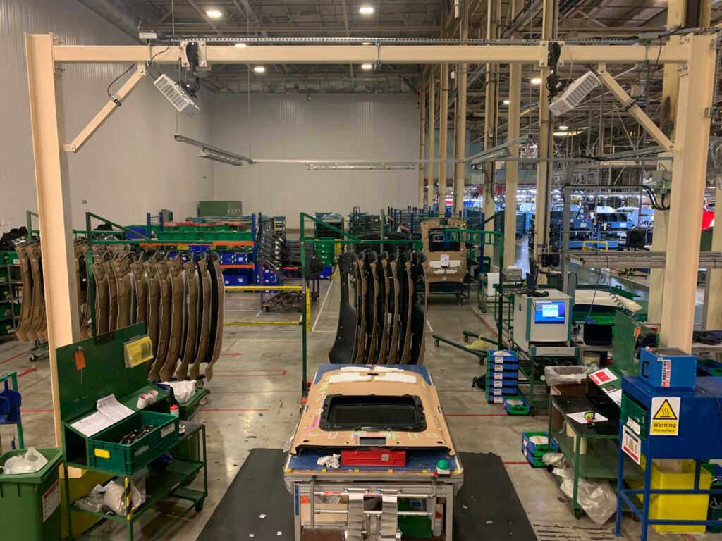 Dynamische Videoprojektion löst das klassische Schablonieren ab
und erleichtert etwa die Montage von Kabelbäumen.