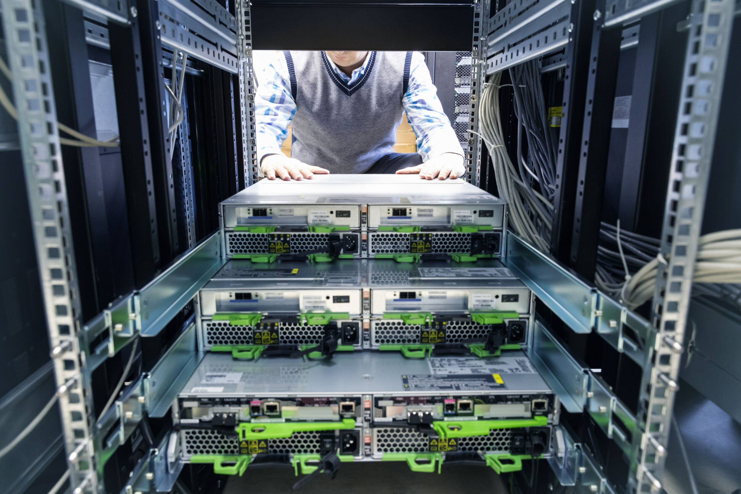 IT Engineer installs JBOD to rack in datacenter