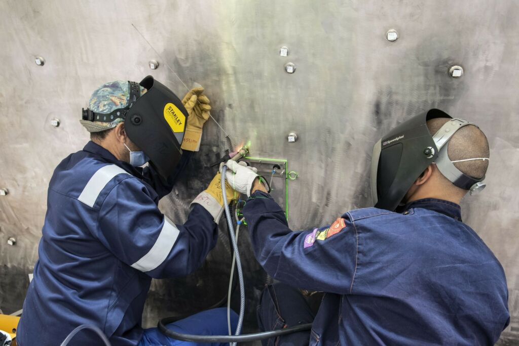 Schweißnähte und Konturen projiziert der Laser direkt auf das Bauteil.
