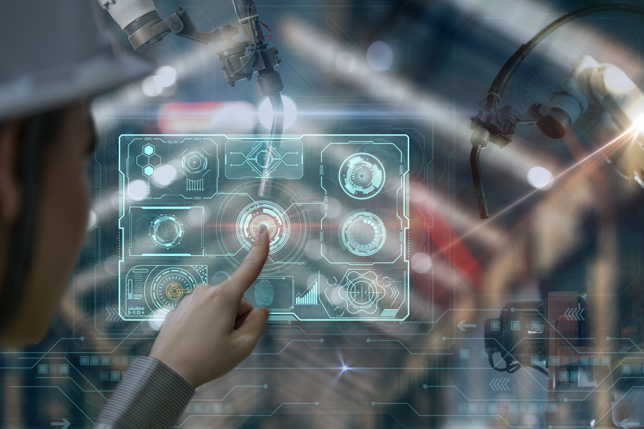 Um alte Anlagen zu modernisieren und vor Cyberangriffen zu schützen sollte erst eine Risiko- und Bedarfsanalyse erfolgen. Auf deren Basis können Unternehmen dann veraltete Komponenten nach und nach austauschen.