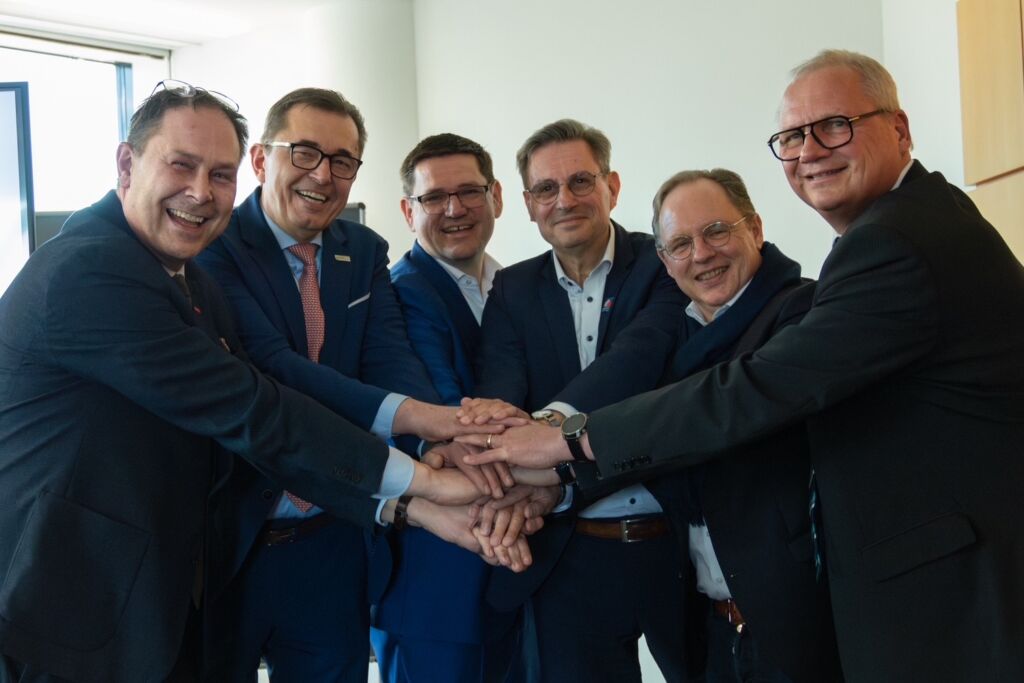 Gründung Taskforce Klimahandwerk auf der ISH 2025 (von links): ZDH-Geschäftsführer Karl-Sebastian Schulte, ZVSHK-Präsident Michael Hilpert, ZVEH-Präsident Stefan Ehinger, ZVDH-Hauptgeschäftsführer Ulrich Marx, BIV-Bundesinnungsmeister Björn Sielaff, ZIV-Vizepräsident Andreas Peeters.
