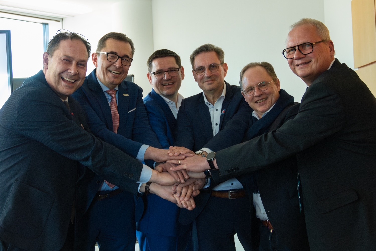 Gründung Taskforce Klimahandwerk auf der ISH 2025 (von links): ZDH-Geschäftsführer Karl-Sebastian Schulte, ZVSHK-Präsident Michael Hilpert, ZVEH-Präsident Stefan Ehinger, ZVDH-Hauptgeschäftsführer Ulrich Marx, BIV-Bundesinnungsmeister Björn Sielaff, ZIV-Vizepräsident Andreas Peeters.