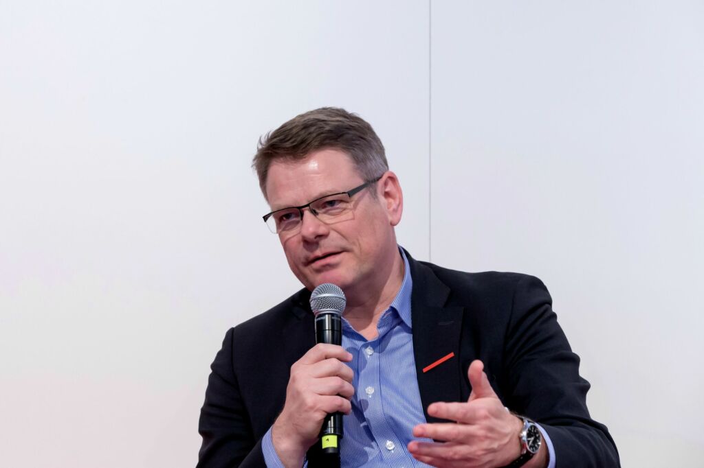 "Irrtümlich wird der Begriff digitales
Typenschild auch für den QR-Code und dem darin enthaltenen eindeutigen
Identifier verwendet."
Kai Garrels,
Plattform Industrie 4.0