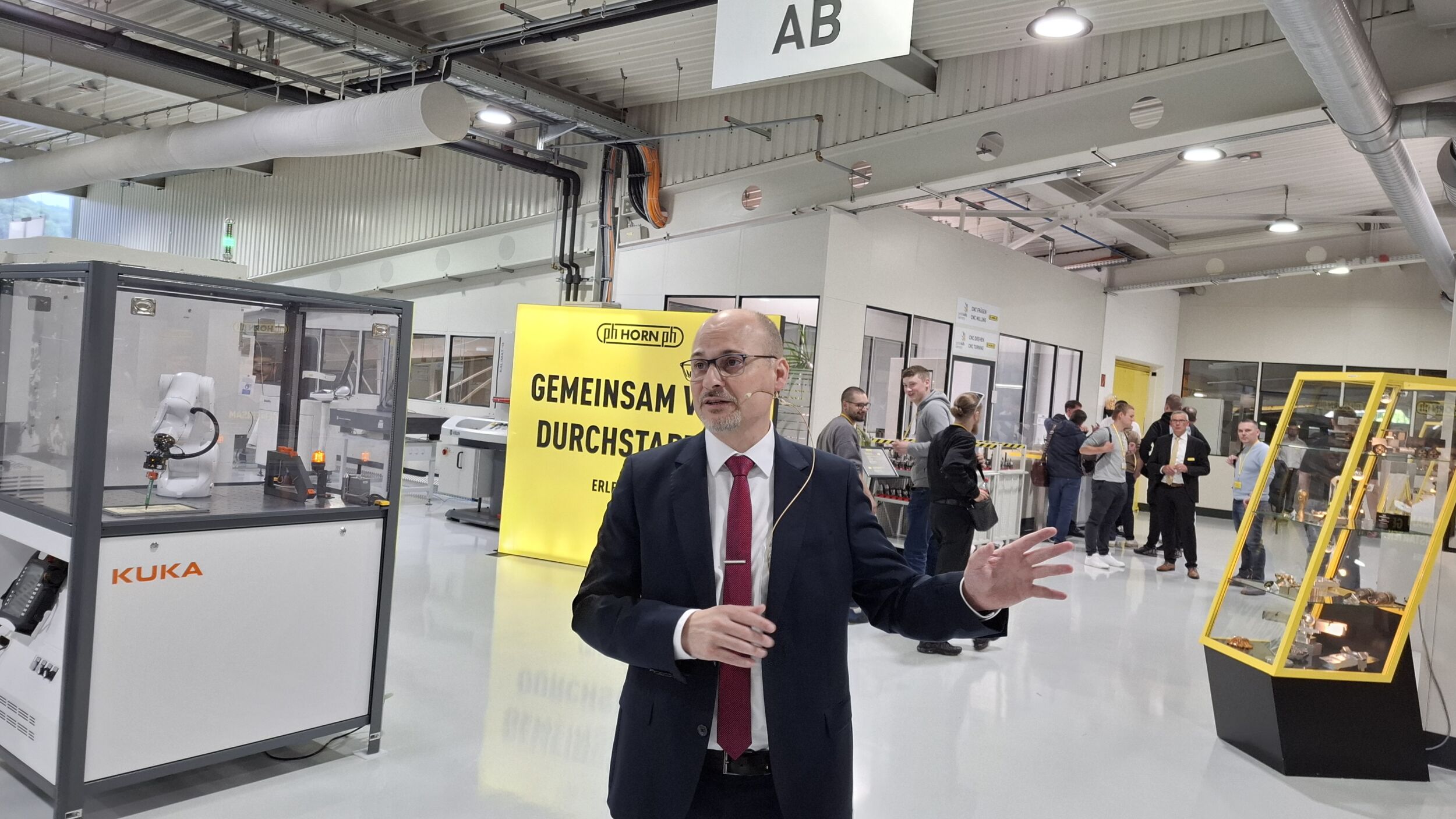 Geschäftsführer Markus Horn führte persönlich durch die Produktionswerke 1 und 2. Dabei gab es zahlreiche Maschinen live unter Span sowie über 60 Exponate zu sehen.