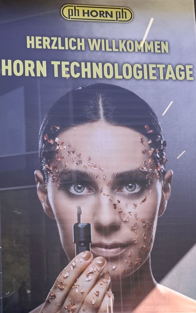 Mehr als 3.000 Tagesbesucher aus &uuml;ber 30 L&auml;ndern nutzten die Gelegenheit, sich direkt bei Horn in T&uuml;bingen zu informieren. Eines der Produkthighlights war das System Supermini mit gesinterter Geometrie als universelles Ausdrehwerkzeug, das es inzwischen in immer mehr Varianten gibt. 