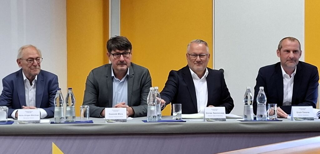 Leiteten fachkundig durch die exklusive Fachpressekonferenz (v.l.): Hans-Jürgen Büchner (Managing Director), Dominik Würz (Director Finance & Admin), Günter Szerencsés (Director Sales & Marketing) und Erich Timons (Director Operations).