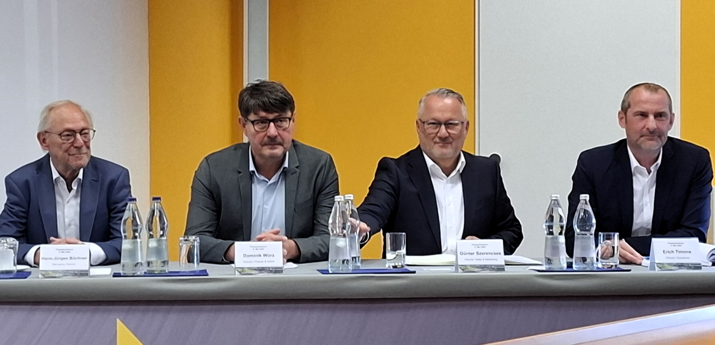 Leiteten fachkundig durch die exklusive Fachpressekonferenz (v.l.): Hans-Jürgen Büchner (Managing Director), Dominik Würz (Director Finance & Admin), Günter Szerencsés (Director Sales & Marketing) und Erich Timons (Director Operations).