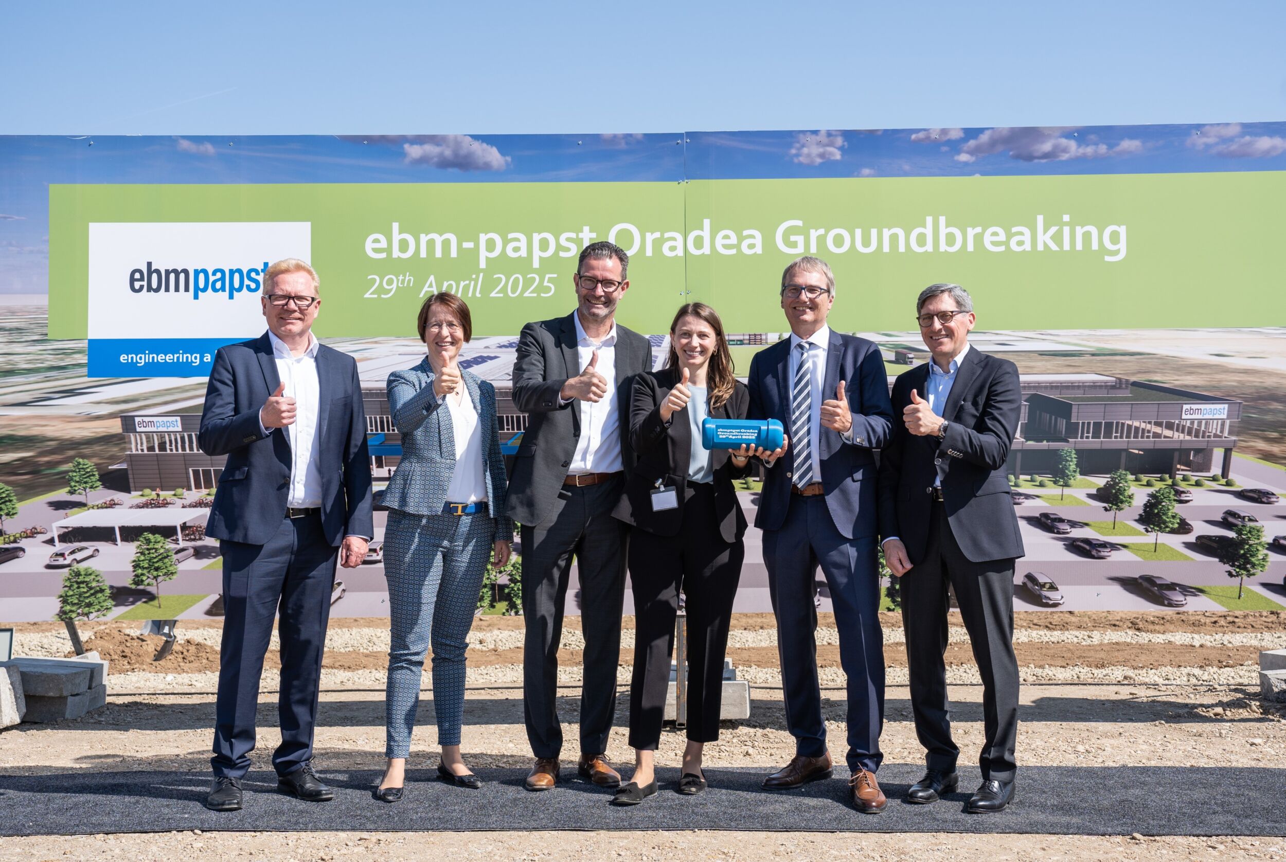 Der offizielle Spatenstich für den neuen Standort fand am 29. April mit unternehmensinternen Vertretern, lokalen Politikern und Medien statt. Von links nach rechts: Raymond Engelbrecht (CTrO ebm-papst Gruppe), Dr. Sonja Fleischer (CHRO ebm-papst Gruppe), Frank Mayer (COO ebm-papst Gruppe & CEO Air Technology Europe), Delia Ungur (Geschäftsführerin ebm-papst Rumänien), Ralf Sturm (Gesellschafter ebm-papst Gruppe), Dr. Klaus Geißdörfer (CEO ebm-papst Gruppe).