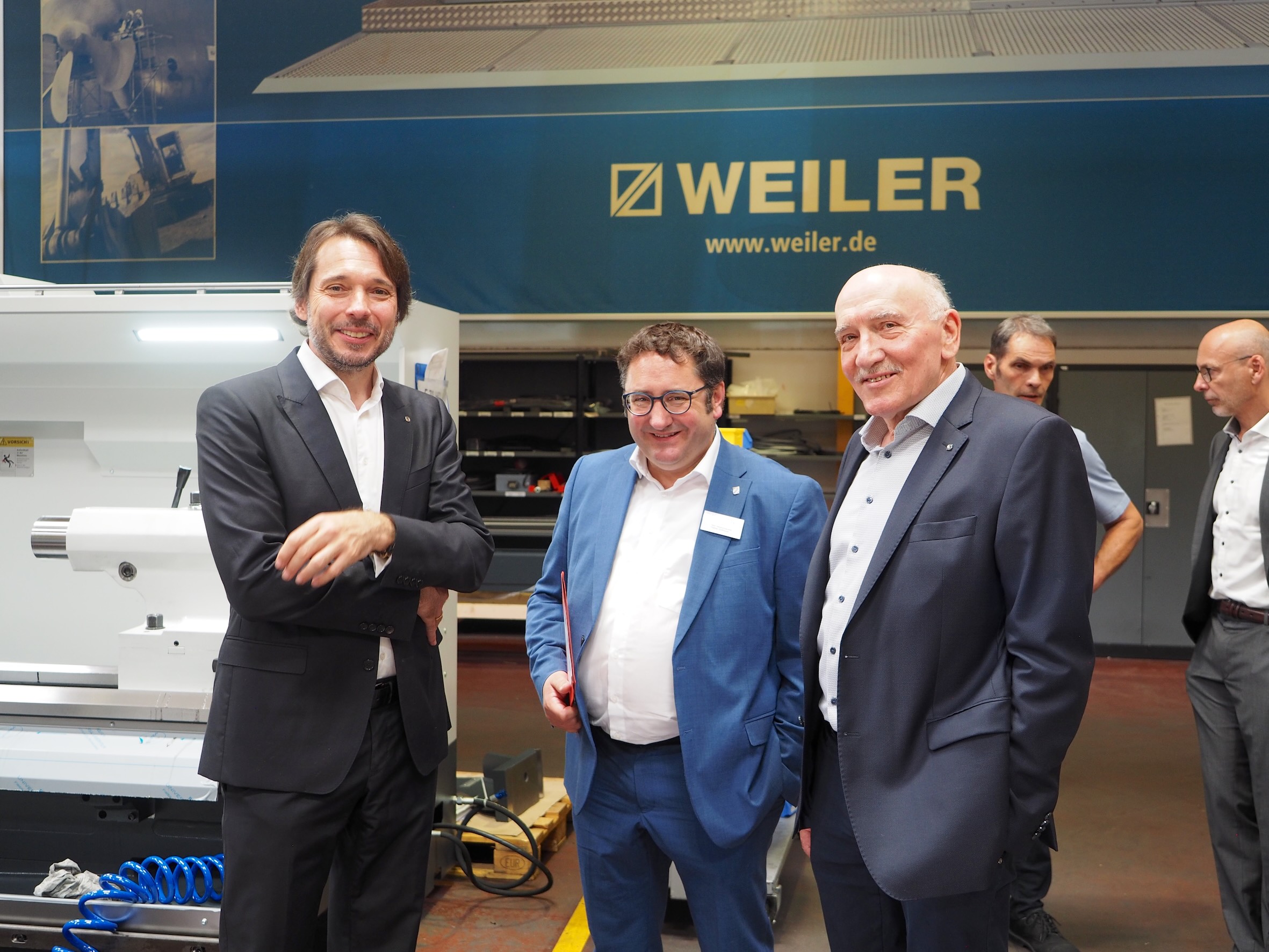 Von links nach rechts: Alexander Eisler, geschäftsführender Gesellschafter Weiler, Staatssekretär Tobias Gotthardt und Franz Rechberger, Leiter Konstruktion und Entwicklung