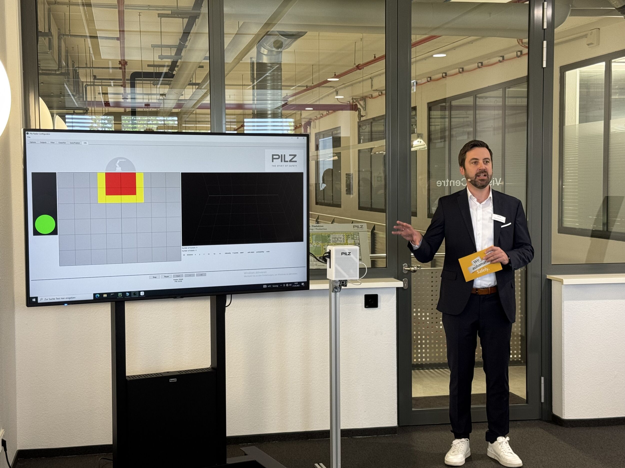 Das Automatisierungsunternehmen Pilz entwickelt am Stammsitz Ostfildern Technologien für die Sicherheit von Menschen und Maschinen. Dazu zählen auch Sensoren, die mit Hilfe Künstlicher Intelligenz Menschen und Gegenstände unterscheiden.