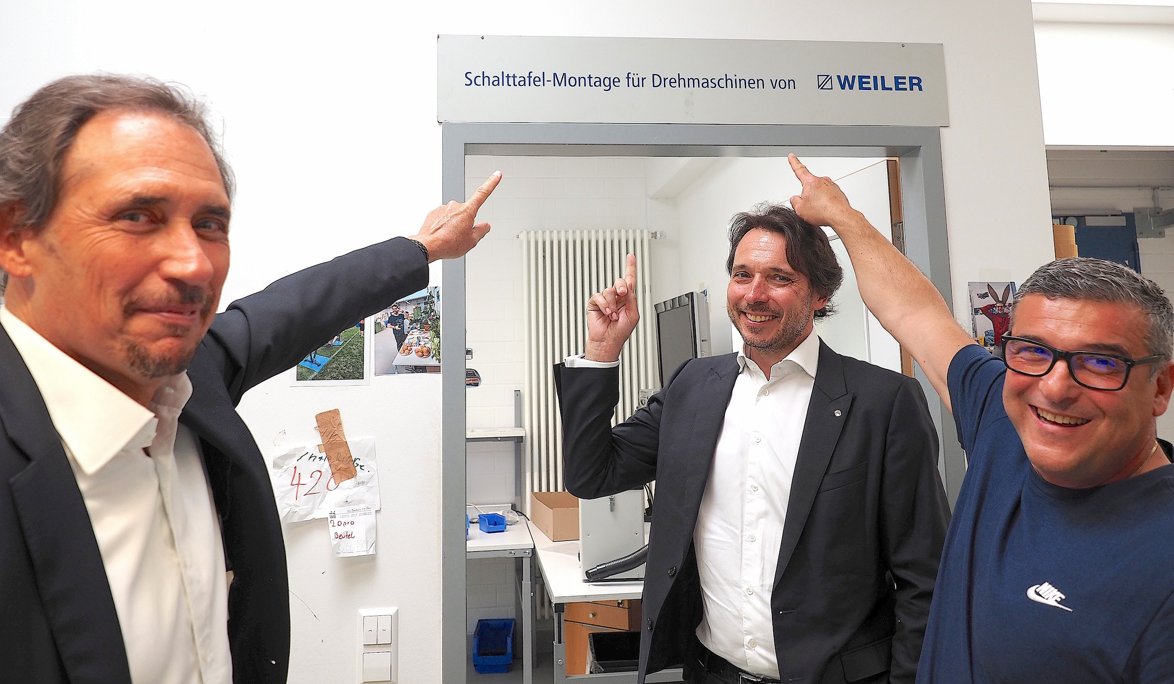 V.l.n.r.: Michael und Alexander Eisler, geschäftsführende Gesellschafter Weiler, mit Aurelio Barcellona, Gruppenleiter für Industrie- und Elektromontage Regnitz-Werkstätten