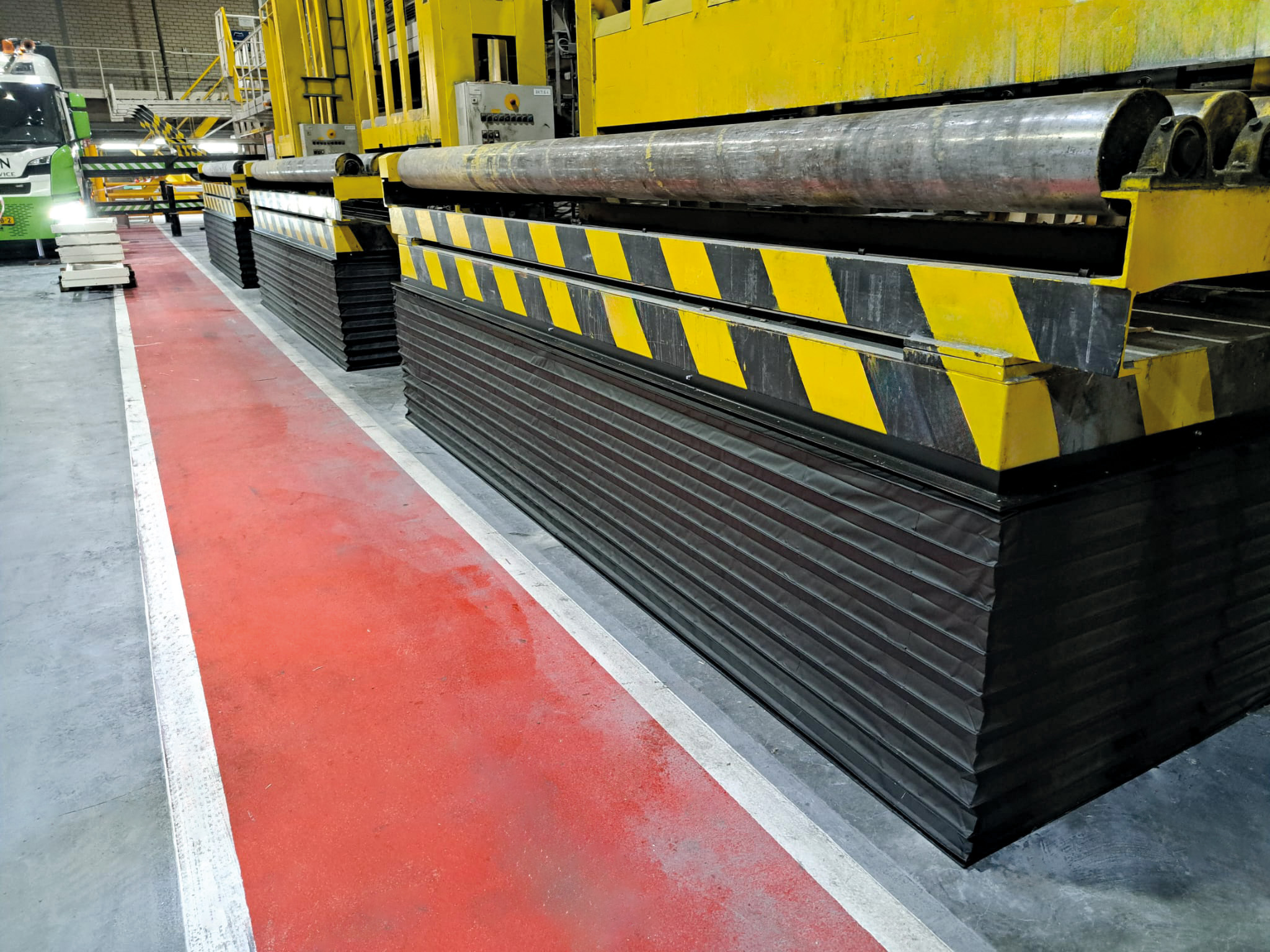 Die von Hema maßgeschneiderten Faltenbälge schützen passgenau die Scherenkonstruktion der Hubtische vor Eingreifen und Unterfahren