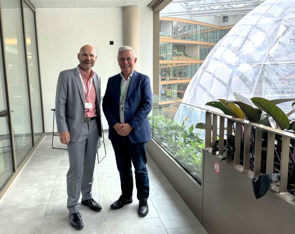  Frank Nolte sprach im Euref-Campus in D&uuml;sseldorf mit Mike Hughes, DACH-Chef von Schneider Electric, &uuml;ber die Unternehmenskultur, die Unterschiede der M&auml;rkte sowie seine Ziele. 