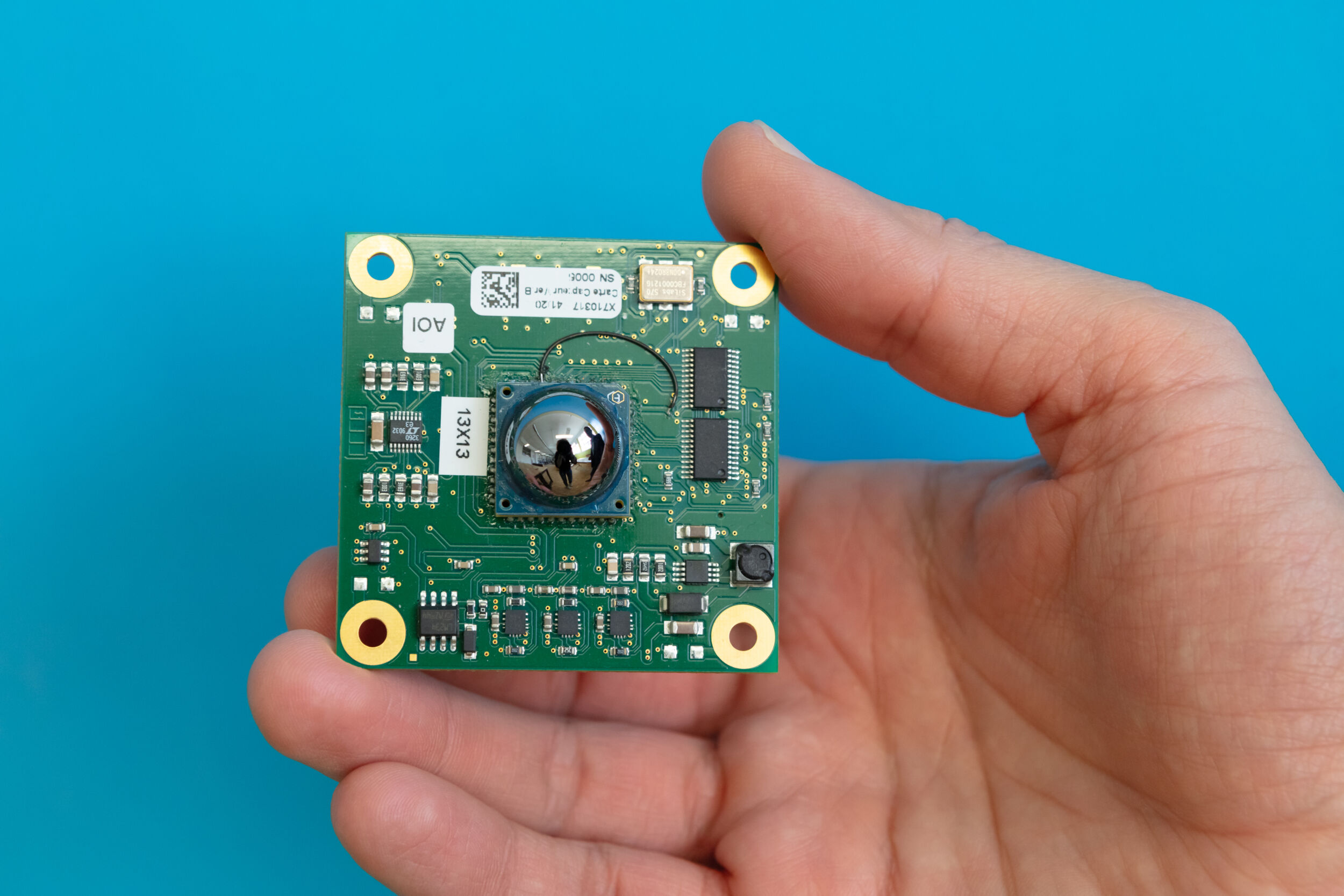 Tihive's technology relies on proprietary semiconductor chips capable of generating and detecting terahertz waves at very high speed, paired with advanced THz optics and an AI-powered software platform.