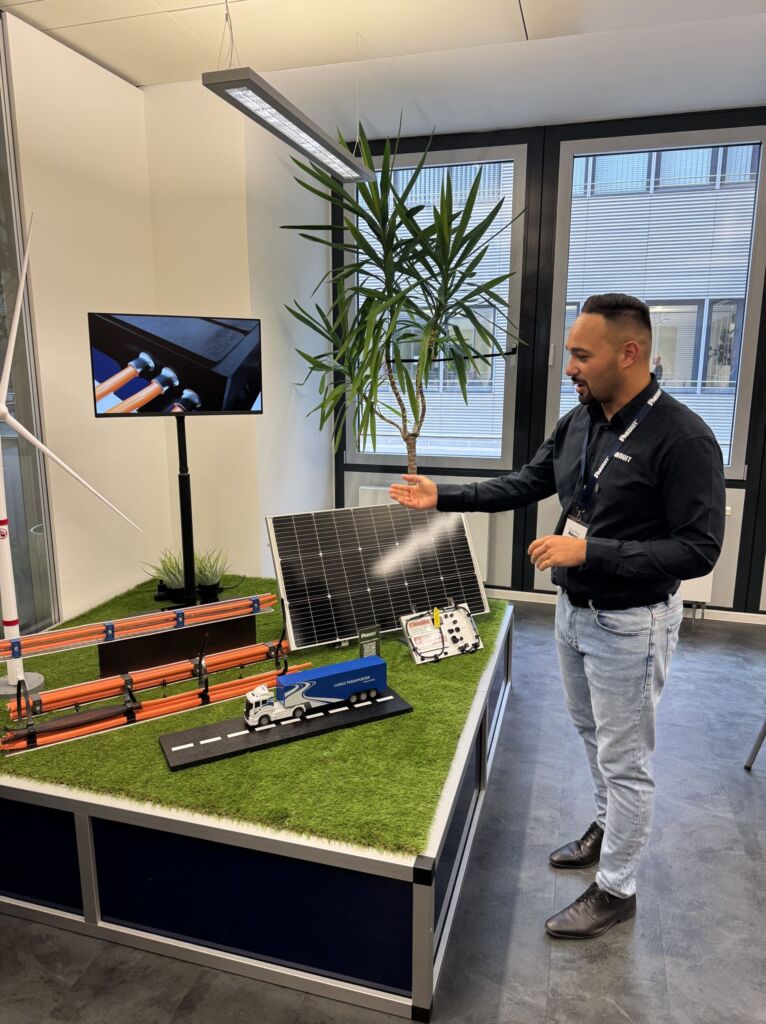 Anhand von Kabelclips verdeutlichte Ferhat Peker die Rolle nachhaltiger Lösungen erst im Vortrag und dann live im Showroom.