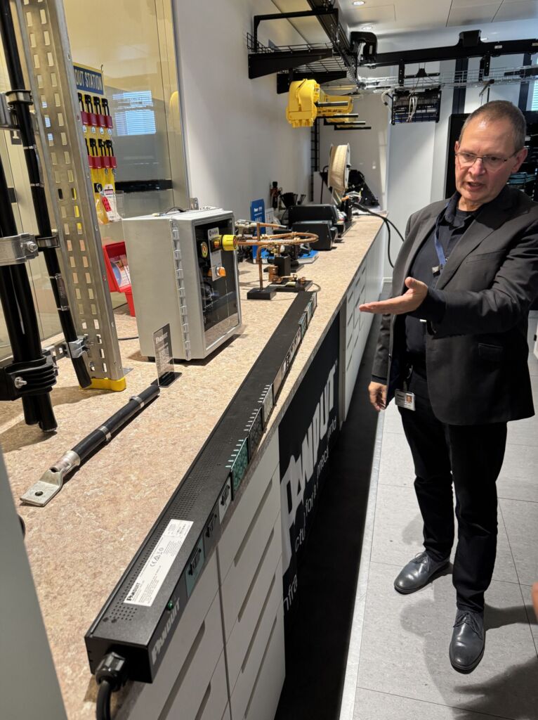 Die neue Power Distribution Unit EL2P ist ebenfalls im Experience Center von Panduit angekommen, hier gemeinsam mit Lars-Hendrik Thom.