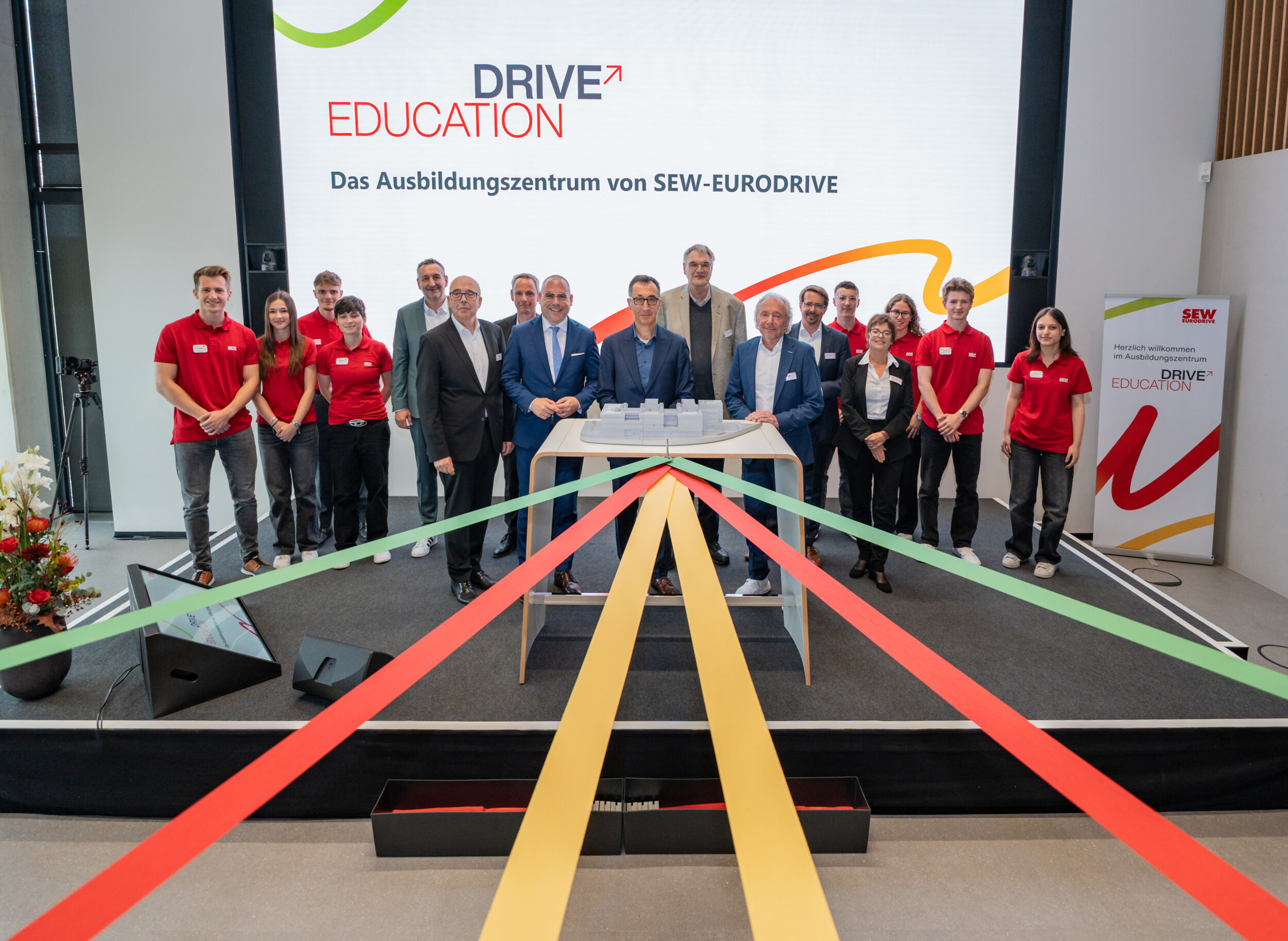 SEW-Eurodrive eröffnet Ausbildungszentrum