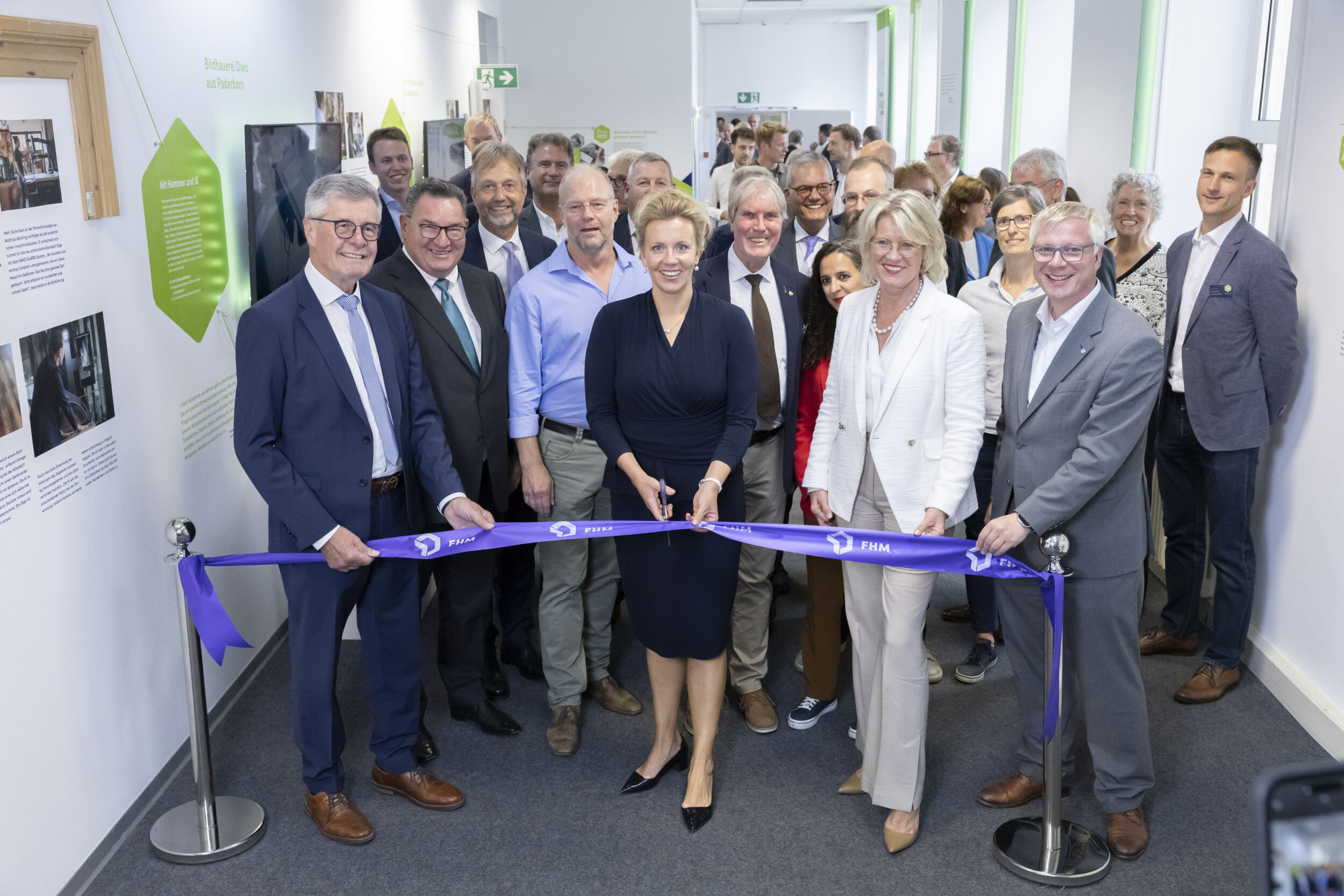 Eröffnung der Ausstellung "KI anpacken. Zukunft gestalten." durch NRW-Wissenschaftsministerin Ina Brandes