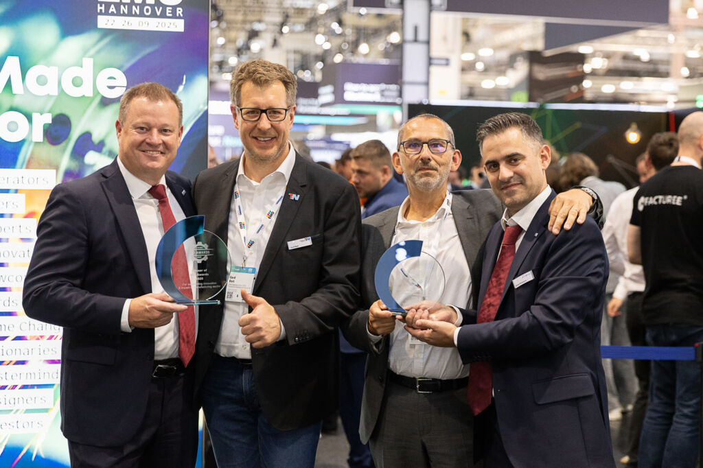 Geteilte Freude bedeutet in diesem Fall klar doppelte Freude (v.l.): Christoph Pl&uuml;ss, CTO United Machining Solutions; Gerd Bart, CEO Transaction-Network; Philippe Langel, Head of Charmilles; Adrien Rodrigues, Business Support Manager Charmilles &ndash; Gewinner von gleich zwei MTI Awards 2025: einer f&uuml;r United Grinding und einer f&uuml;r Charmilles