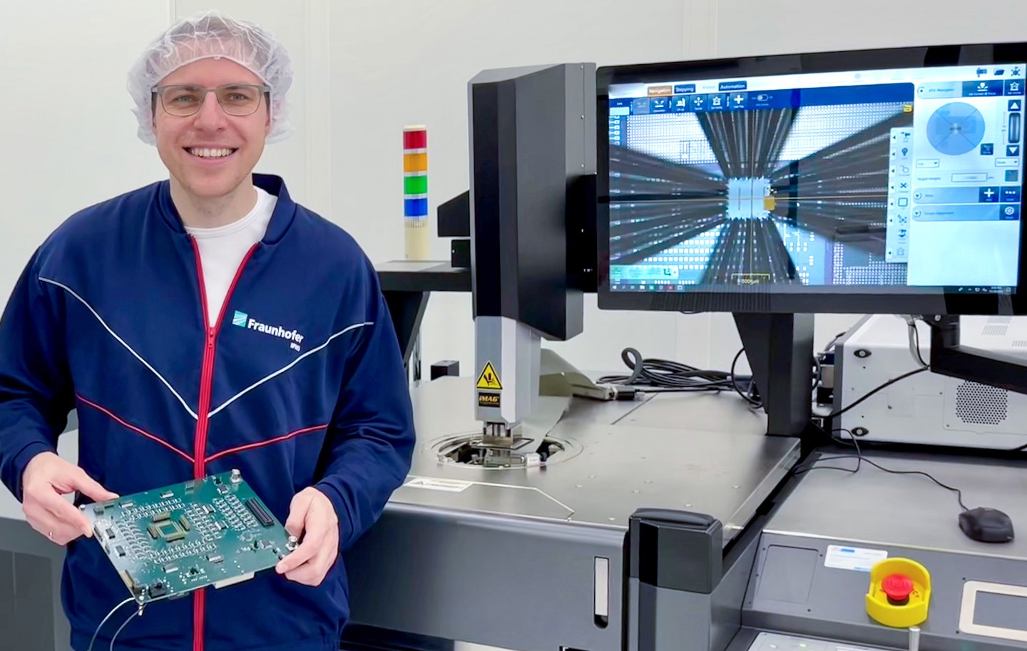 Ein Blick in das Labor des Fraunhofer IPMS: Prof. Thomas Kämpfe zeigt wie modernste Messtechnik die Entwicklung der neuen Speicher- und KI-Chips unterstützt.