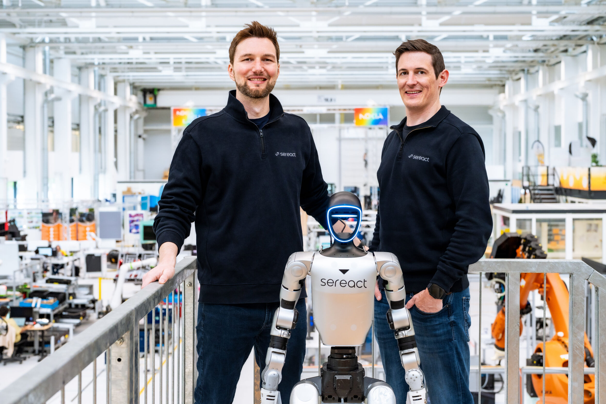 CEO Ralf Gulde (links) und CTO Marc Tuscher (rechts) mit dem Cortex-unterstützten Roboter Franz.