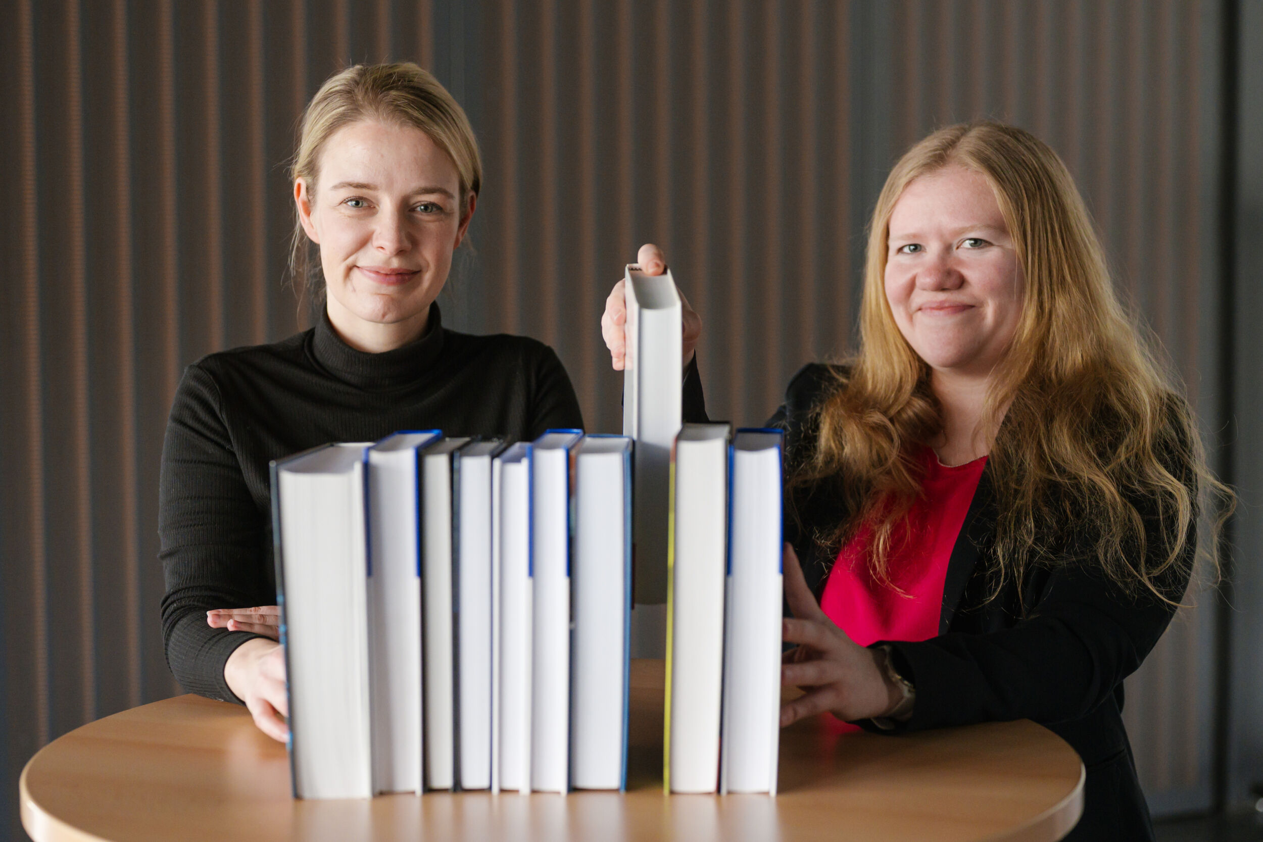 Die Forscherinnen Sabine Janzen (links) und Hannah Stein (rechts) haben im Forschungskonsortium des Projekts Escade Methoden erforscht, die künstliche Intelligenz energieeffizienter machen sollen.