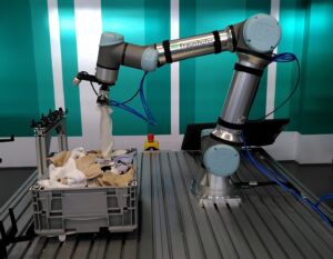 Im Projekt 'Pick4Crcl' entsteht ein Demonstrator für das roboterbasierte Handhaben und technisch anspruchsvolle Erkennen von Textilien unterschiedlicher beziehunsweise gemischter Materialien.