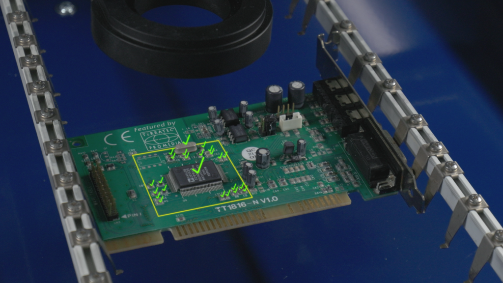 Einzelteile einer Platine werden in einem AOI-System automatisch überprüft.