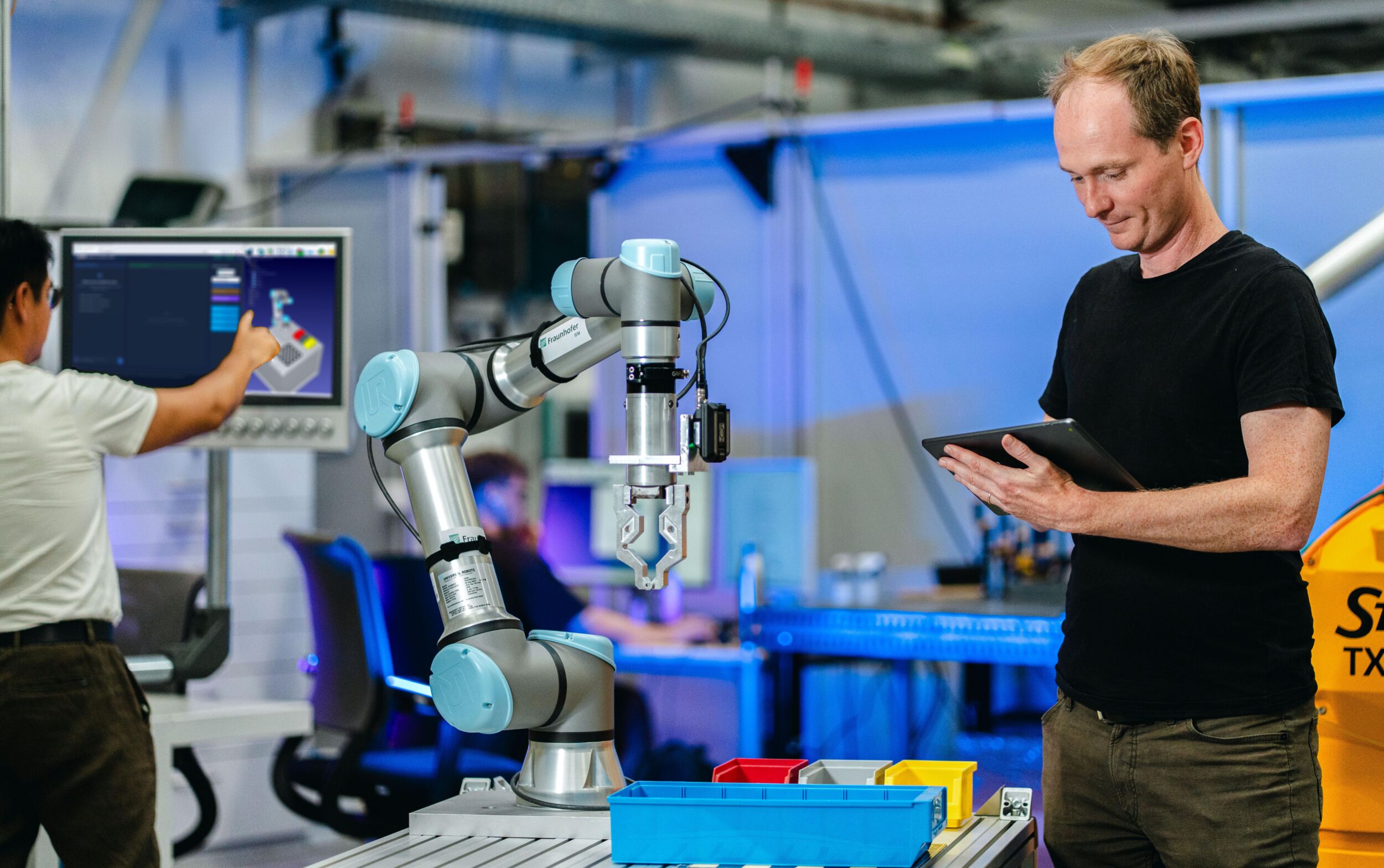 Flexibel statt fest programmiert: Der Agentic Shopfloor Robot richtet sich selbstständig auf wechselnde Aufgaben ein.