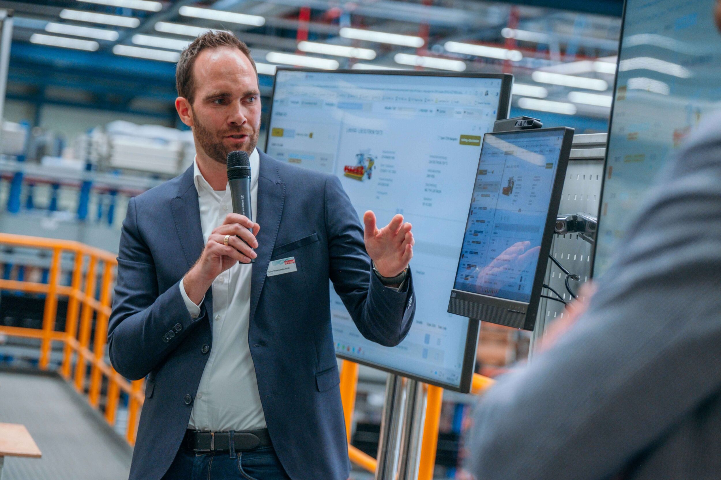 Timo Westerbusch, Projektleiter Data-Driven-Manufacturing bei Claas, stellt das im Projekt entwickelte Werkerassistenzsystem vor.