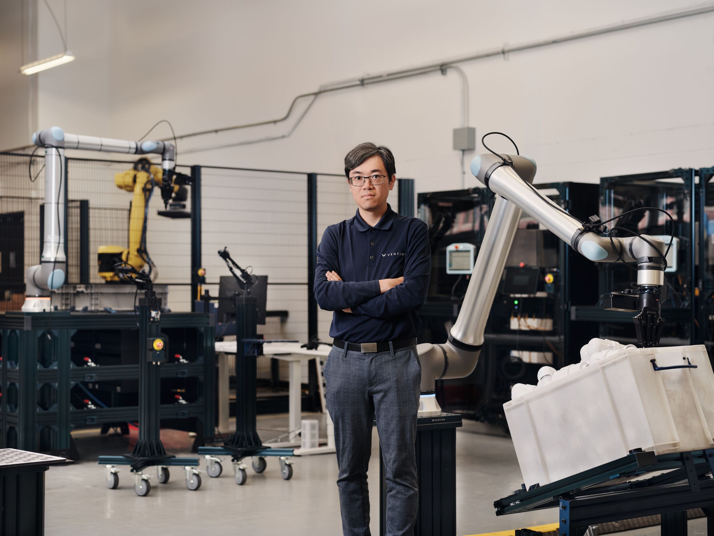Dr. Jimmy Li, Leiter des Bereichs Physical AI bei Vention, im neuen Labor