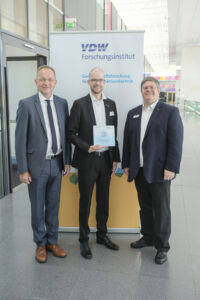 (v.l.n.r.): Dr. Stephan Kohlsmann, Vorsitzender des VDWFI, Preisträger Eike Rodenbäck vom DFKI, Dr. Alexander Broos, Geschäftsführer des VDWFI