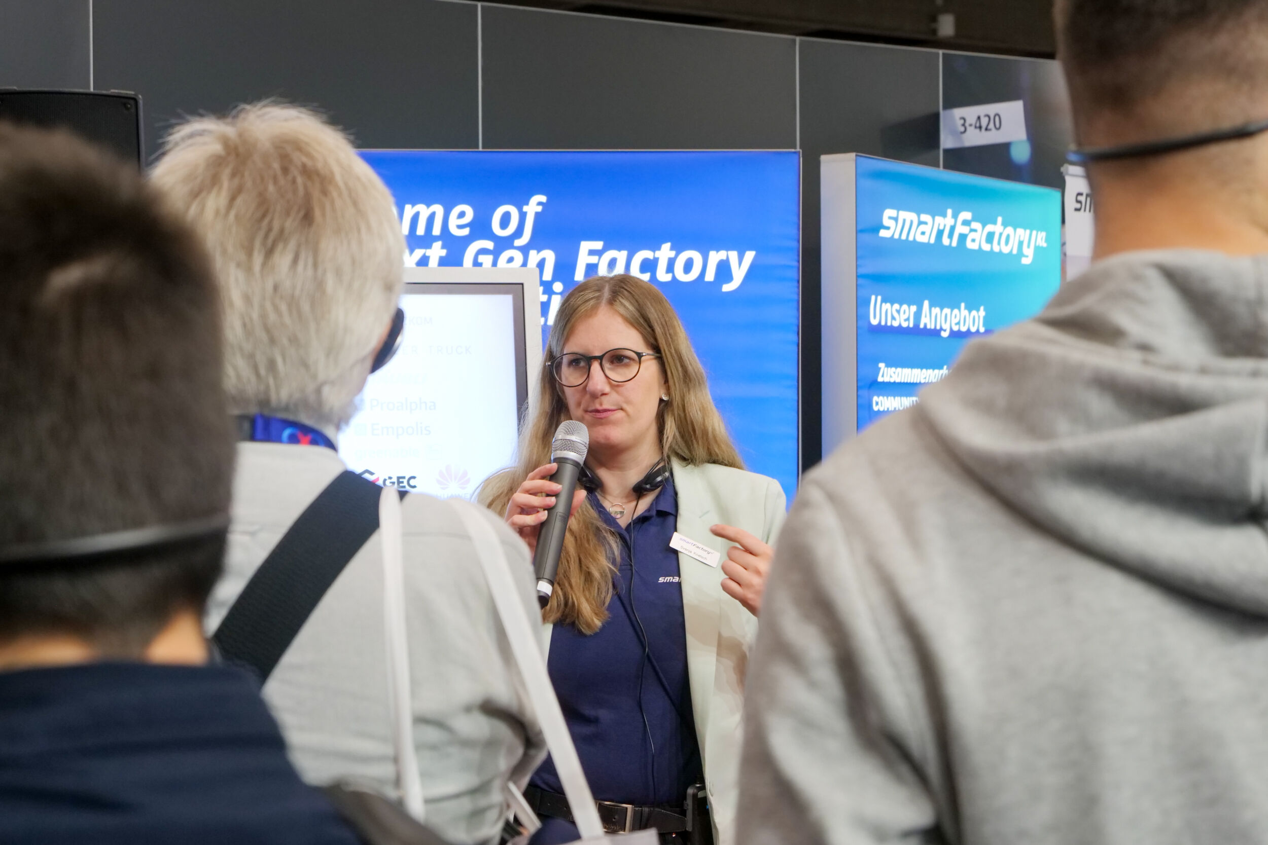 Bei den Guided Tours 'Software Defined Industry Live' erhalten Messebesucher Einblicke in konkrete Anwendungen softwarebasierter Automatisierung.