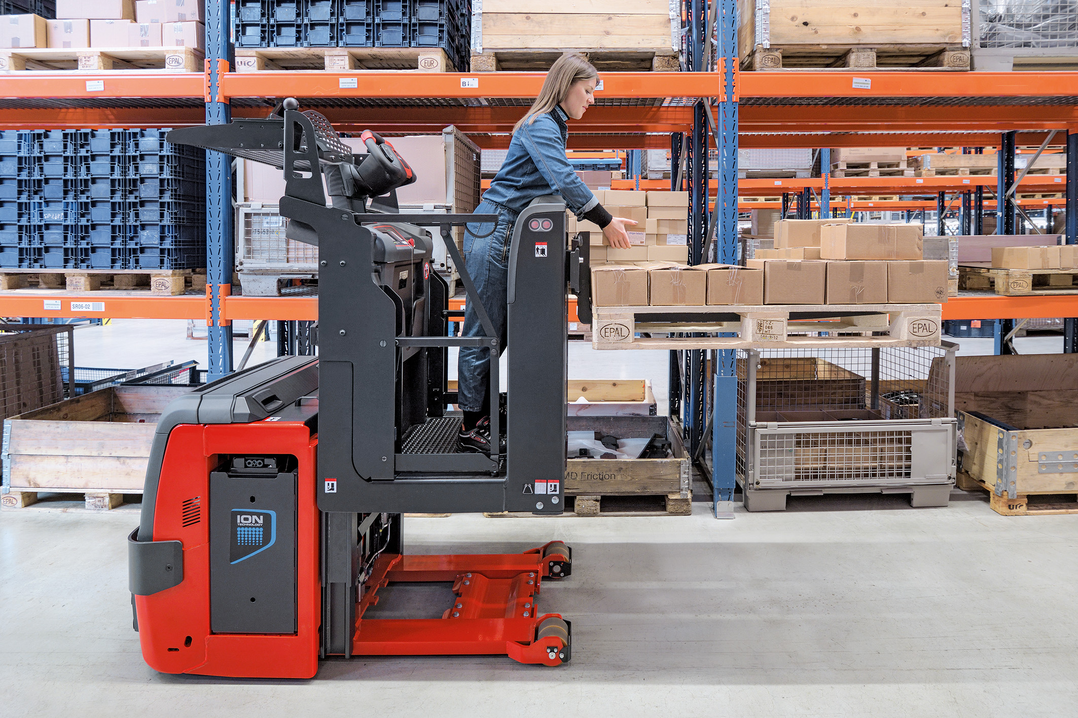 Der neue Linde V08 für regelmäßiges Kommissionieren bis 2,80m Greifhöhe ermöglicht ergonomisches Arbeiten, höhere Pickraten und besseren Schutz der Mitarbeiter.