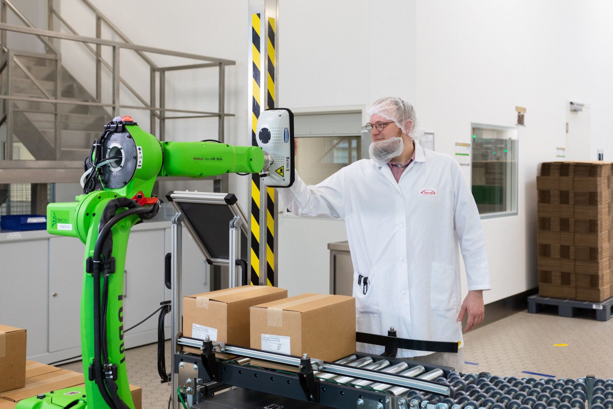 Cobot packt Pillen