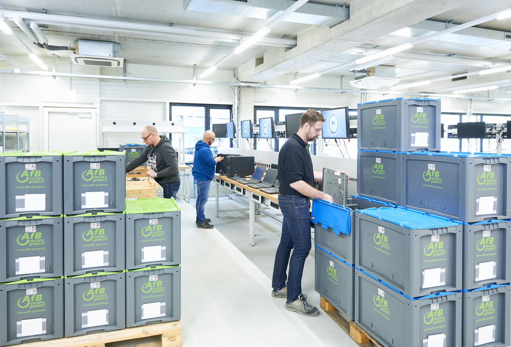 Bei der Lagerung und besonders auch beim Transport der hochempfindlichen IT-Ware steht für AfB in jeder Hinsicht die Sicherheit an erster Stelle.